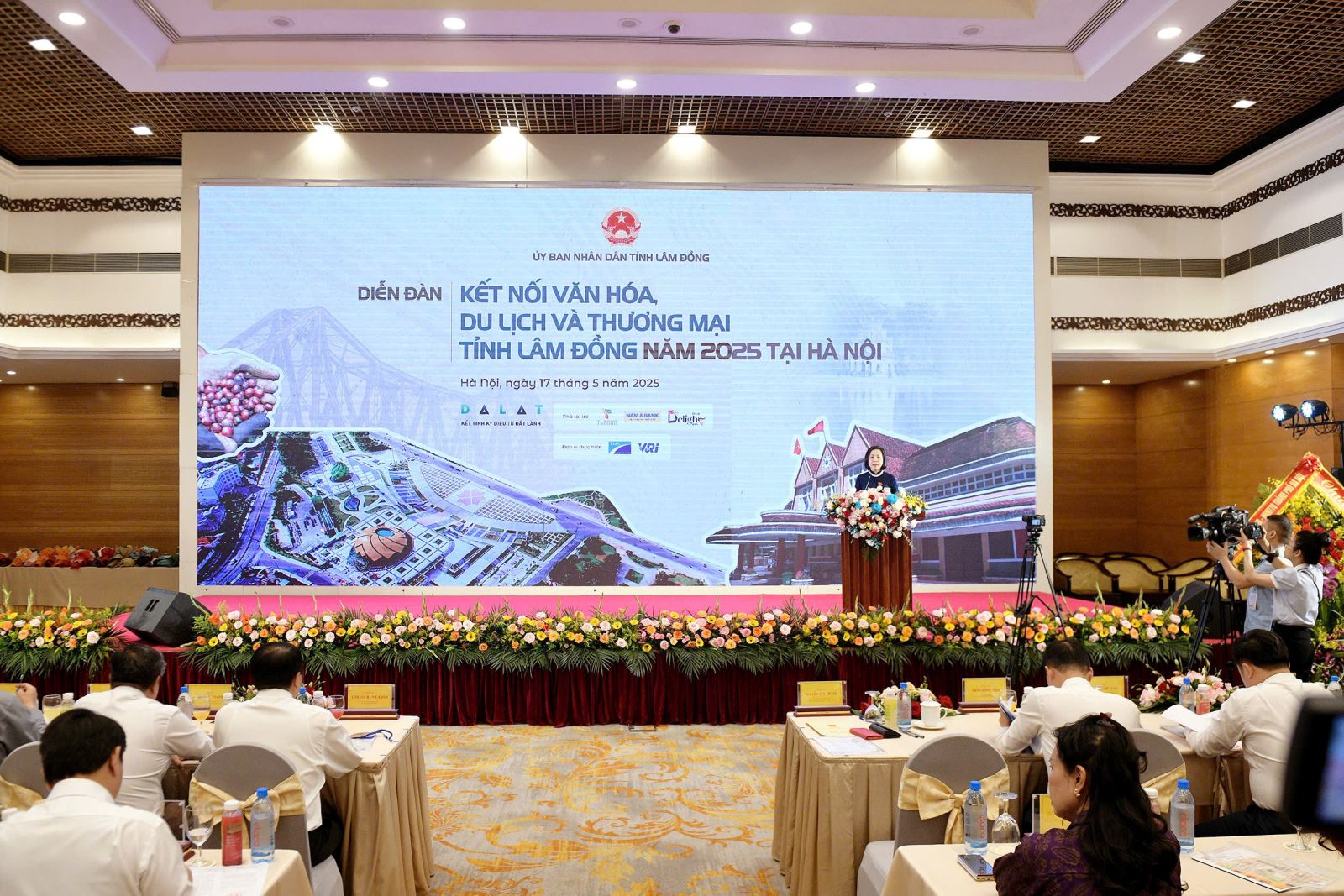 Diễn đàn kết nối "Văn hóa - Du lịch - Thương mại" tỉnh Lâm Đồng năm 2025 tại Hà Nội đã khai mạc vào ngày 17/5, nhằm thúc đẩy sự hợp tác giữa Lâm Đồng với Thủ đô Hà Nội.